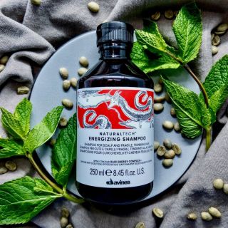🌿 Davines Naturaltech Energizing Šampon - Proti Vypadávání Vlasů s Láskou! 🌿 Nedělní rituál pro vaše vlasy začíná s naším...